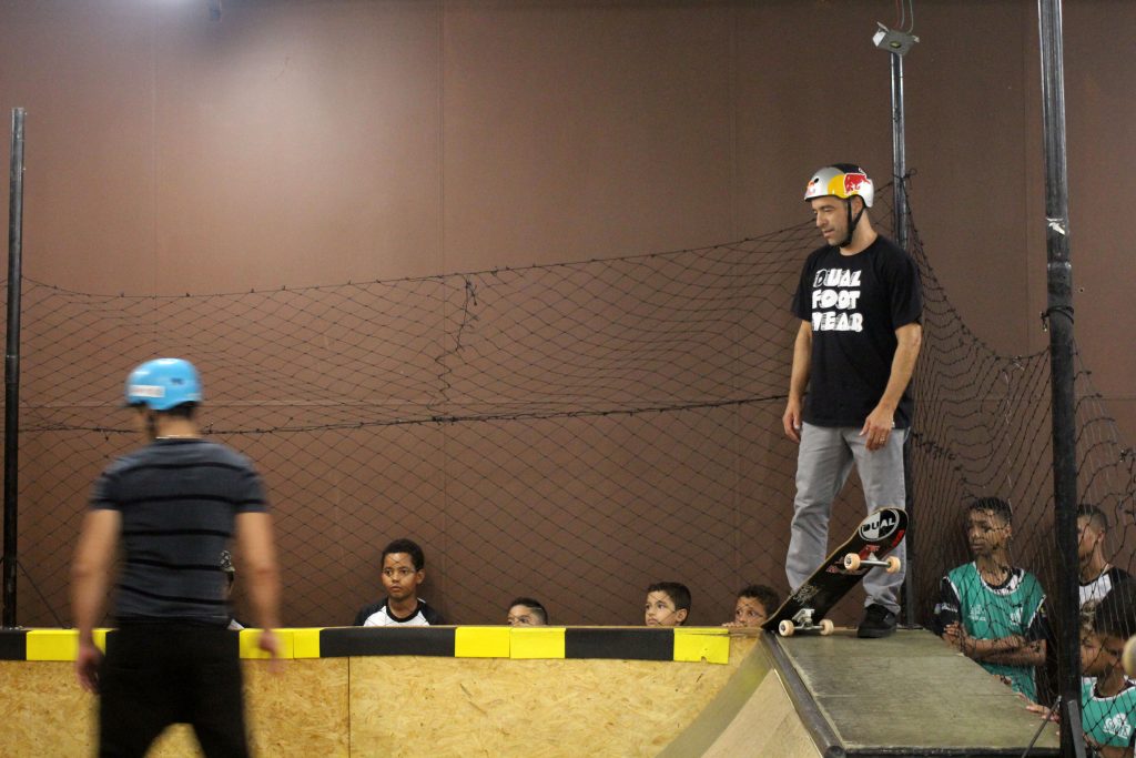 Sandro Dias realizando manobras na pista itinerante da Academia do Skate