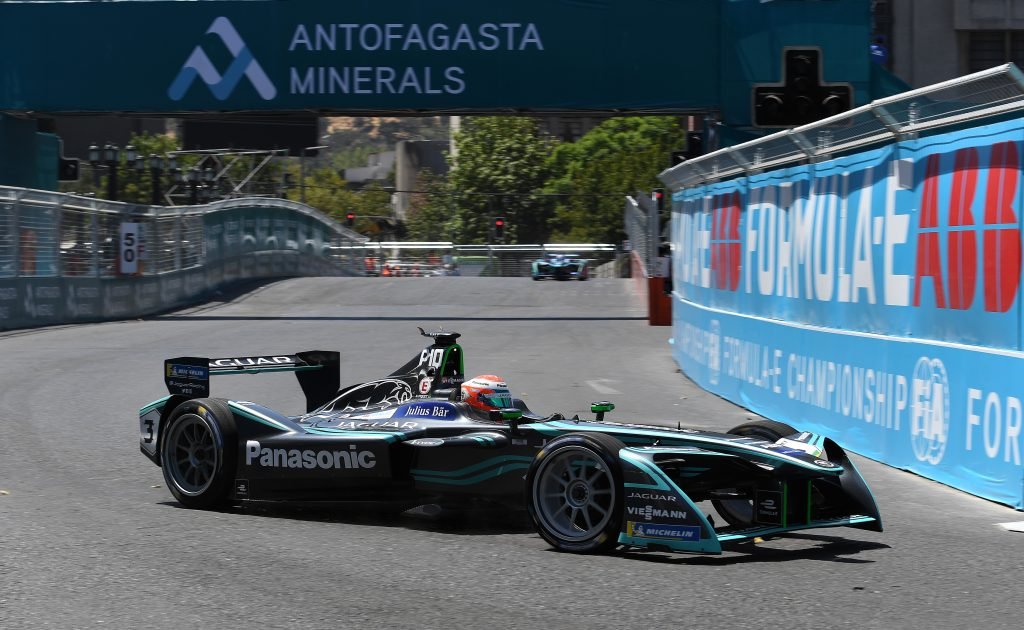 Mitch Evans pilotando o carro da Panasonic Jaguar Racing em Santiago, Formula E 2018