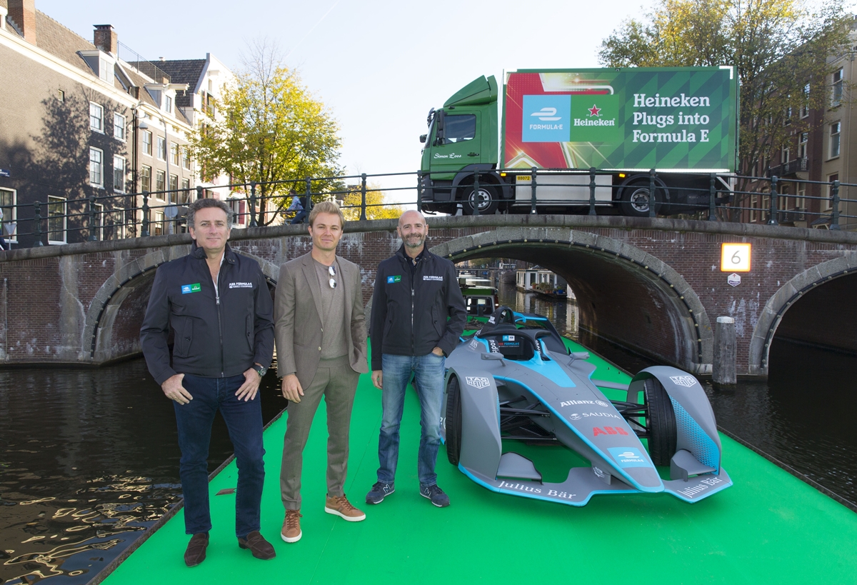 O CEO da Formula E Alejandro Agag, junto com o embaixador da categoria Nico Rosberg e o diretor senior da Heineken, Gianluca Di Tondo