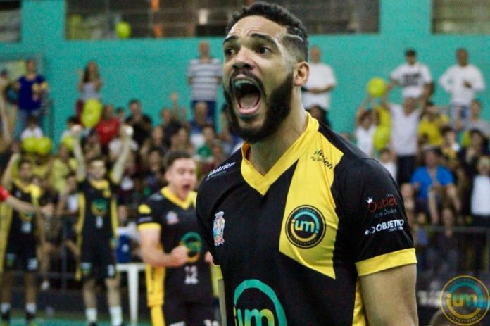 Maringá de Rodrigo Ribeiro e Vôlei Itapetininga de Guilherme Emina e Wender Lopes se enfrentam. Foto: Volei Itapetininga