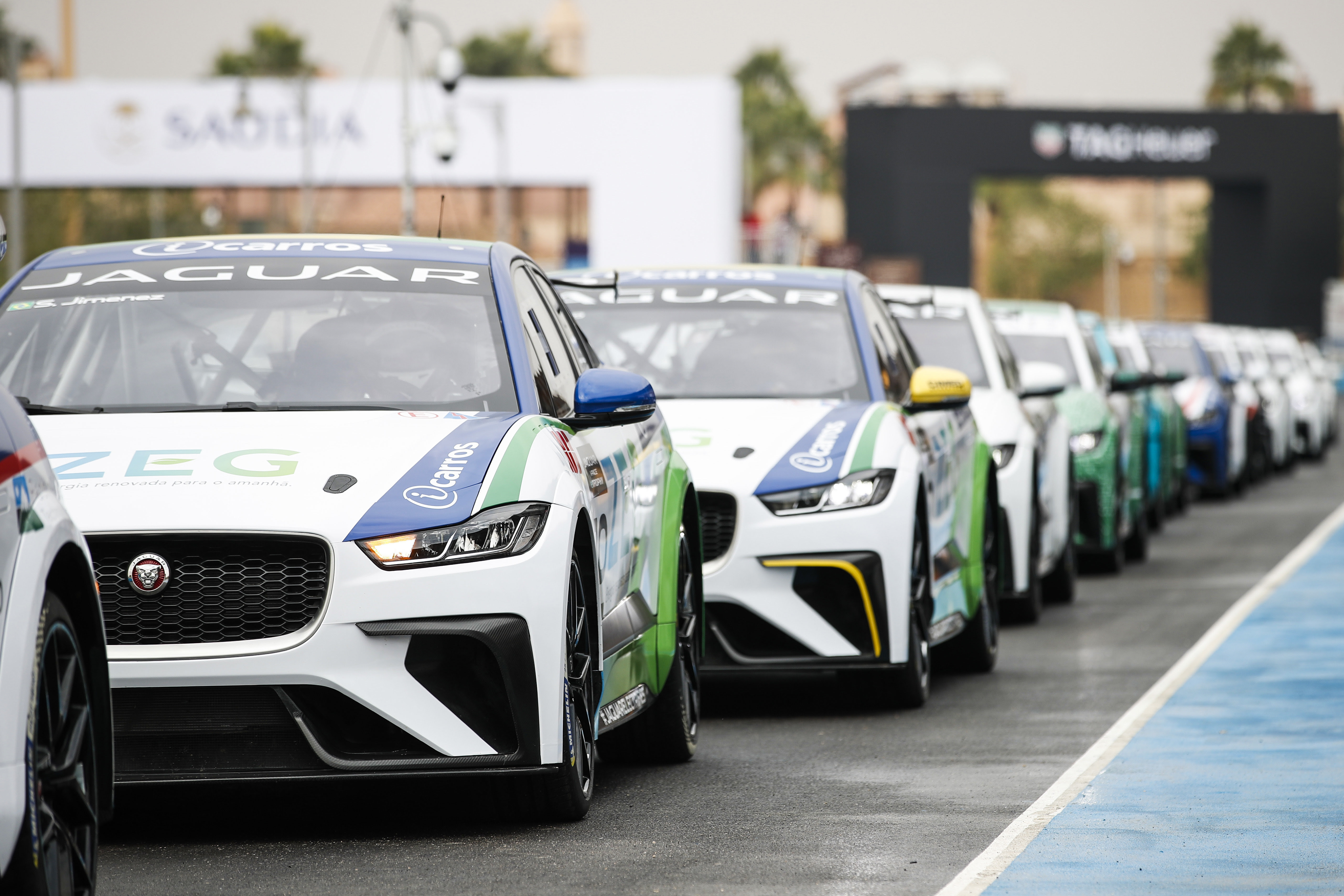 Jaguar I-PACE eTROPHY: primeira corrida com carros elétricos de produção - Carro  Elétrico