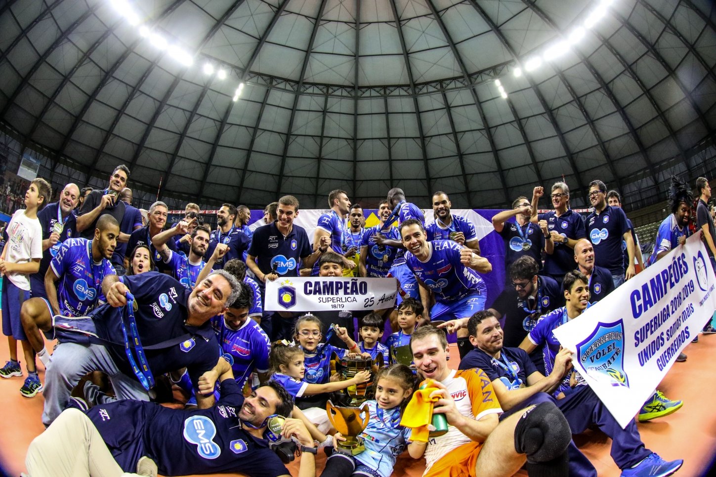 Athos Costa e Renan Michelucci são campeões da Superliga Masculina 18/19 com o Taubaté. Foto: CBV