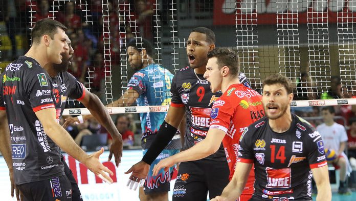 Leal faz jogo decisivo e pode se tornar pela primeira vez campeão da Superliga Italiana. Foto: Civitanova Leal faz jogo decisivo e pode se tornar pela primeira vez campeão da Superliga Italiana. Foto: Civitanova