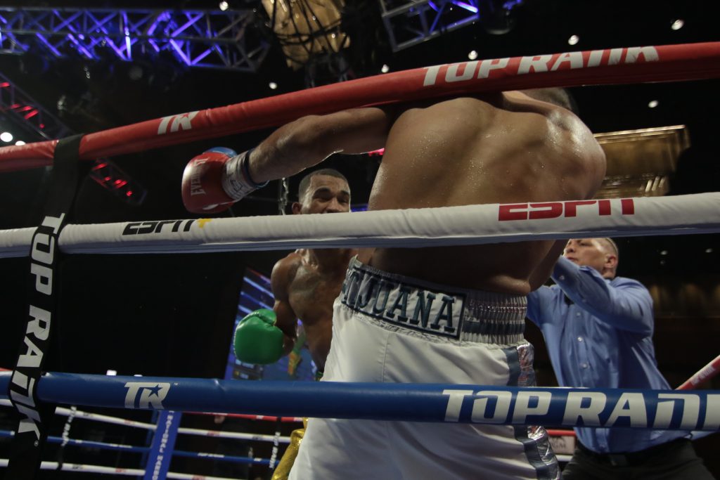 Esquiva Falcão dá mais um show e espera chance por título mundial de boxe