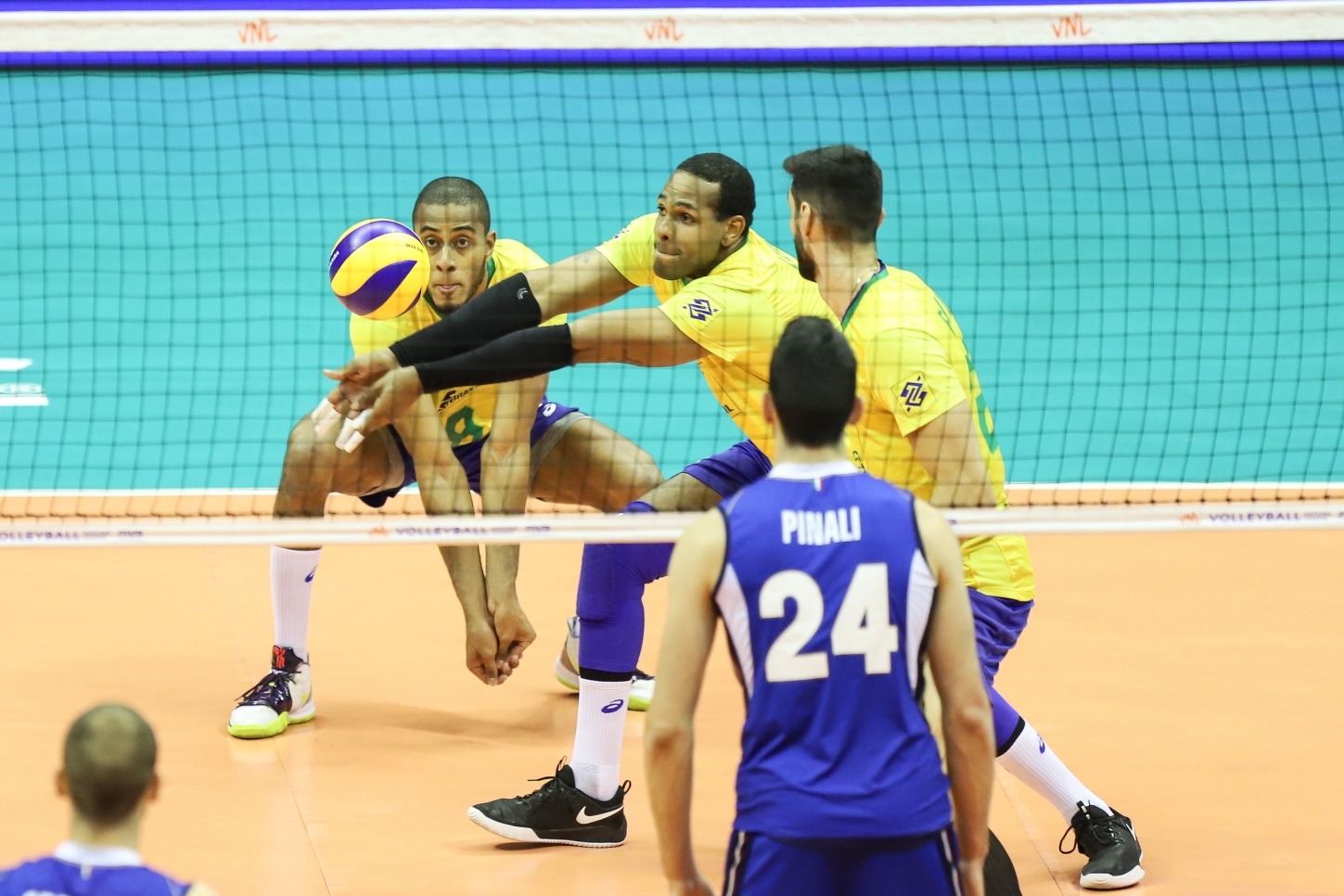 Seleção Brasileira de Yoandy Leal enfrenta a Polônia na Fase Final da Liga das Nações. Foto: CBV