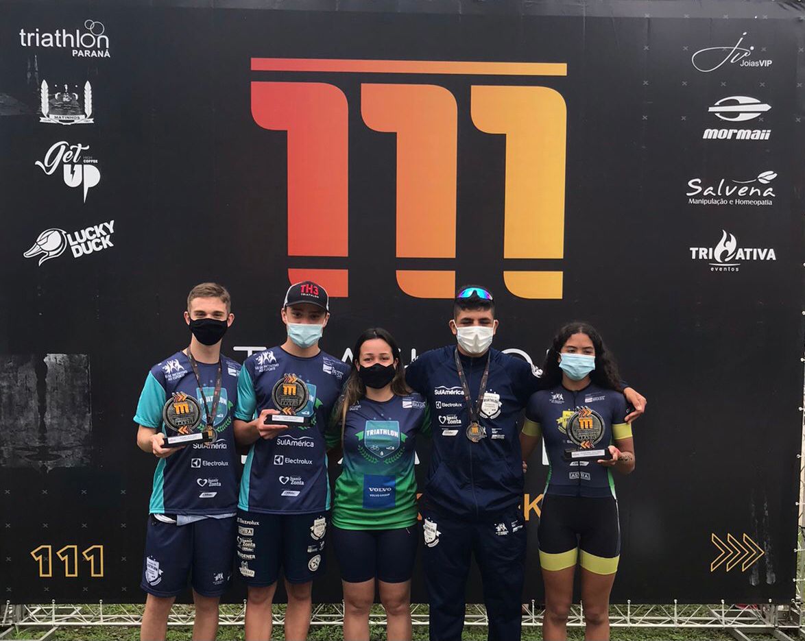 Escolinha de Triathlon no pódio