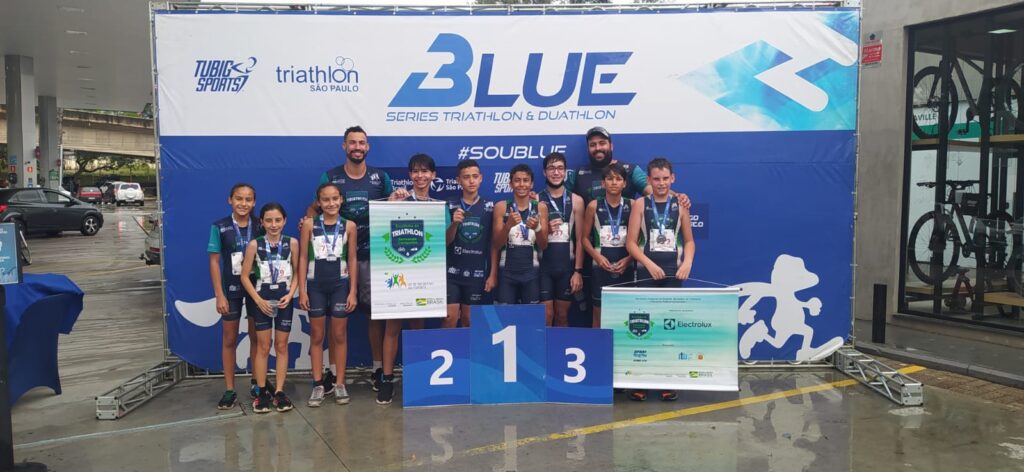 Escolinha de Triathlon no pódio