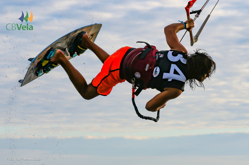 Terminou neste domingo (28) mais um festival de kitesurf na Praia Pontinha do Outeiro em Araruama, na Região dos Lagos do Rio de Janeiro. Com muitas manobras, regatas de alto nível e presença em peso da torcida local nos três dias do evento, foram definidos os campeões do Campeonato Brasileiro da Classe Kitesurf Bidirecional Race e o Estadual da Classe Kitesurf Freestyle.