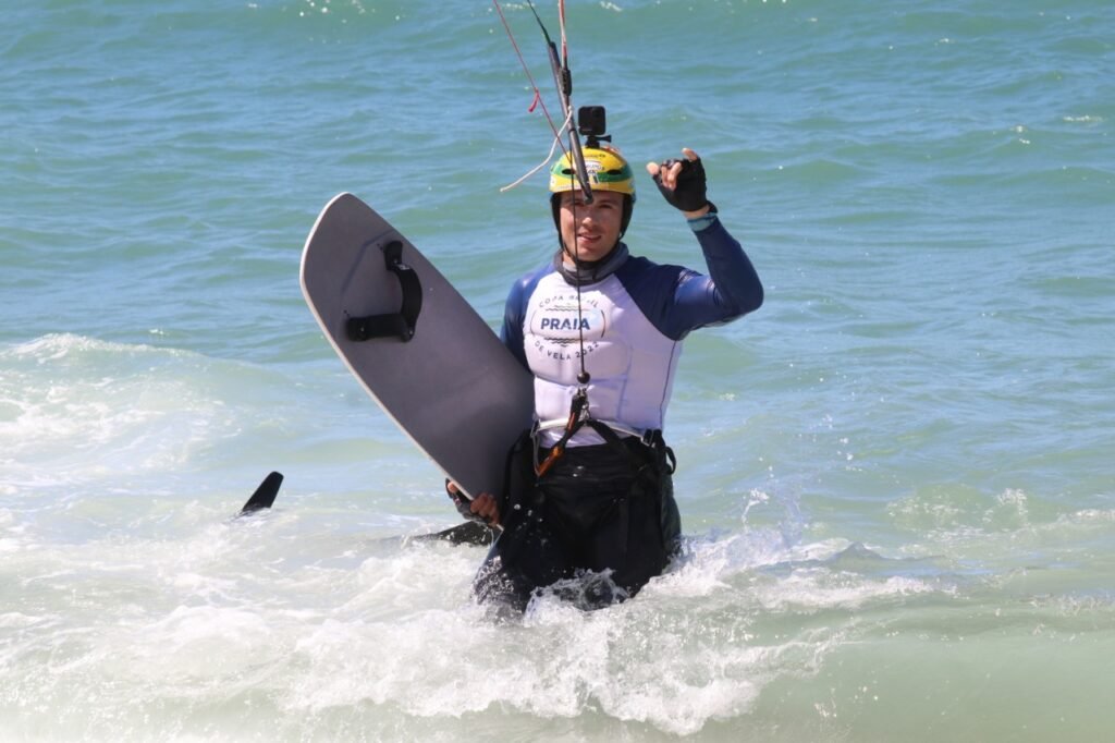Maranhense Bruno Lobo mostra boa fase e vence todas as regatas de kitesurf da competição em Fortaleza (CE)