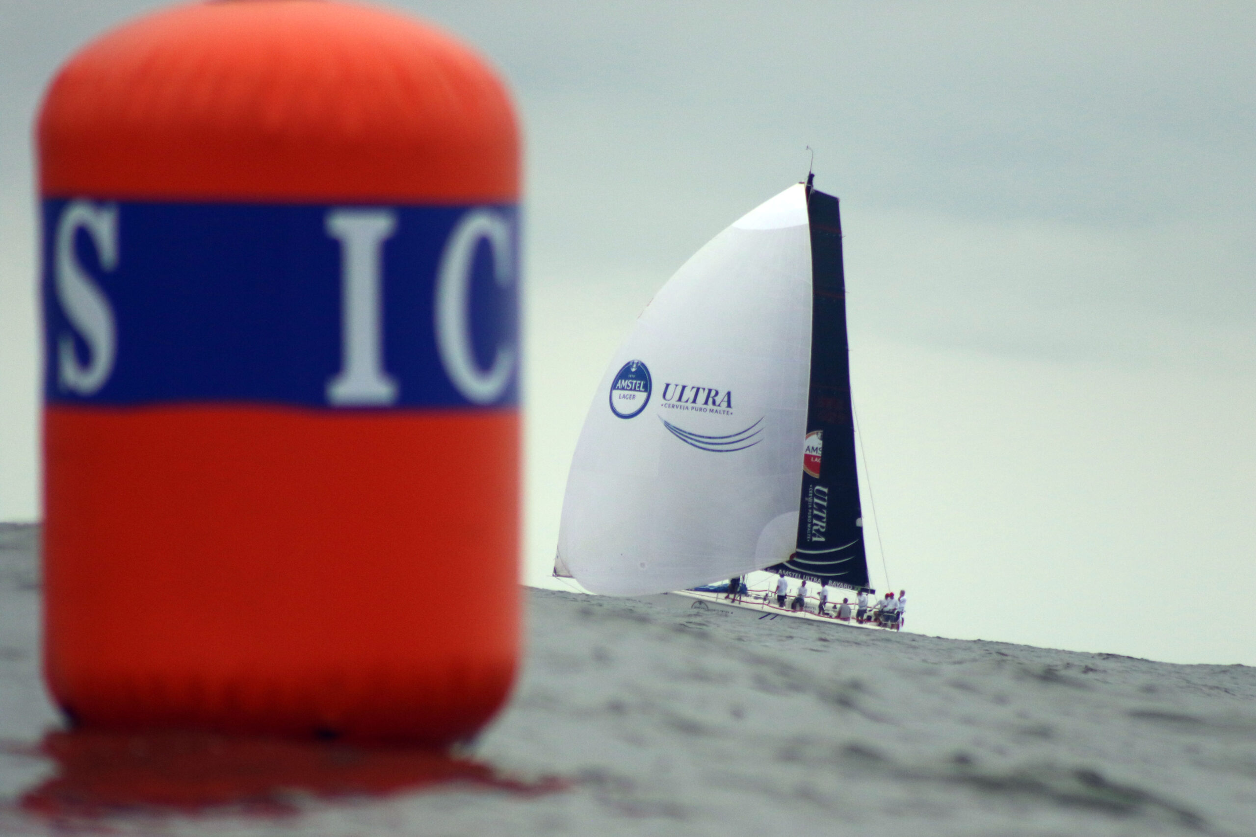 O barco Inaê Soto Amstel Ultra foi o Fita-Azul - primeiro a cruzar a linha de chegada - da regata Volta da Ilha dos Arvoredos, no litoral paulista, disputada neste sábado (17). A equipe santista ainda levou a medalha de prata na tradicional prova de vela oceânica sediada e organizada pelo Iate Clube de Santos (ICS).