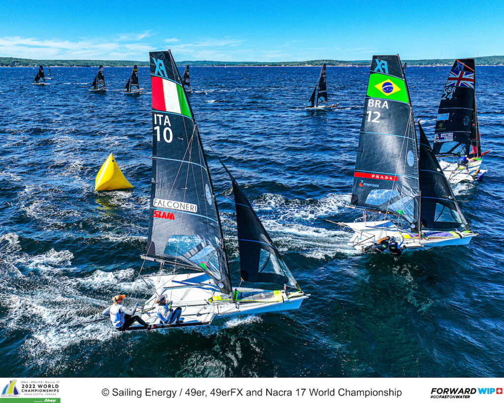 Mundial de 49er, 49erFX e Nacra 17 entra na reta final