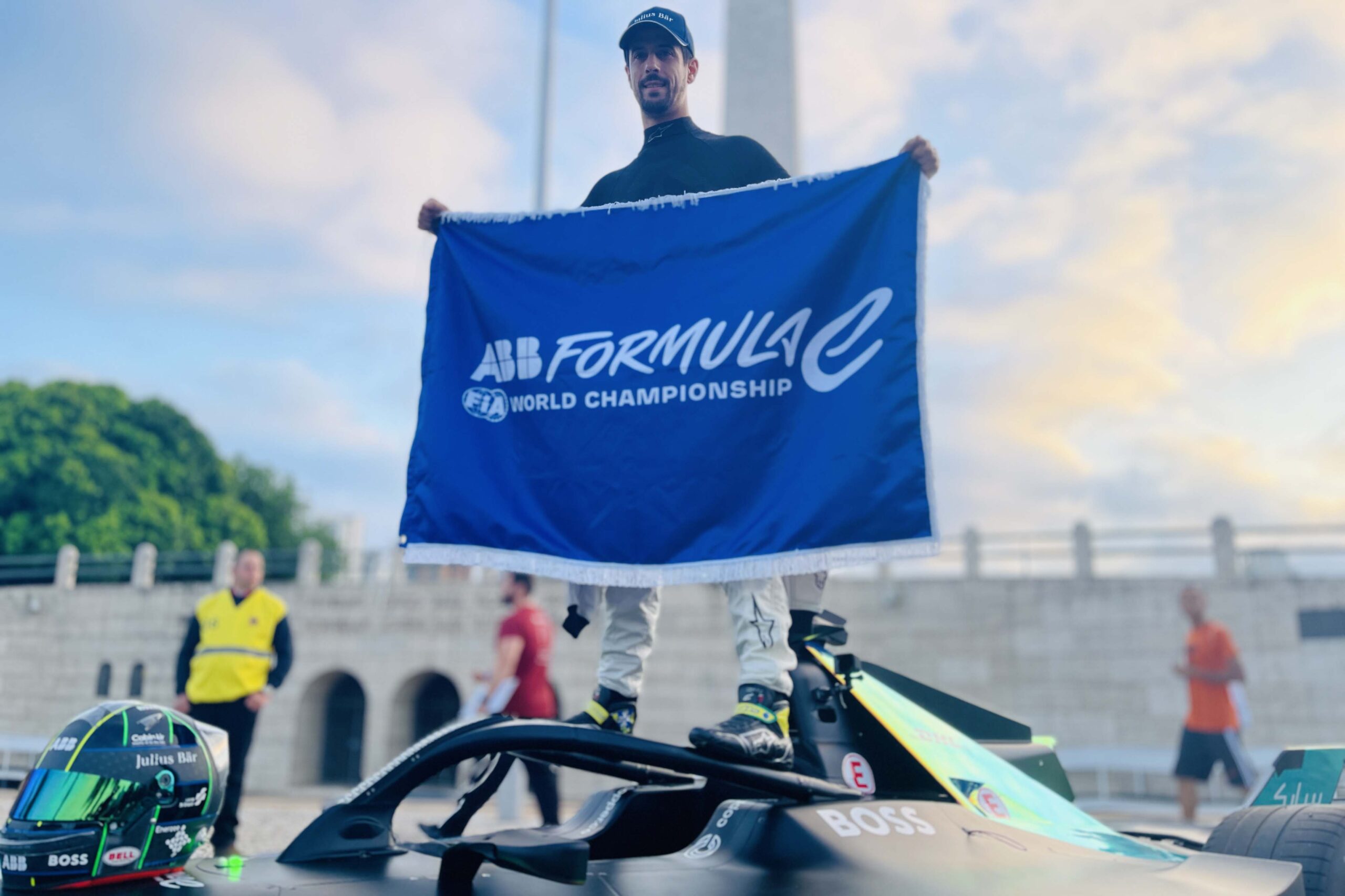 Lucas Di Grassi pilota carro de corrida elétrico desenvolvido por  estudantes de engenharia