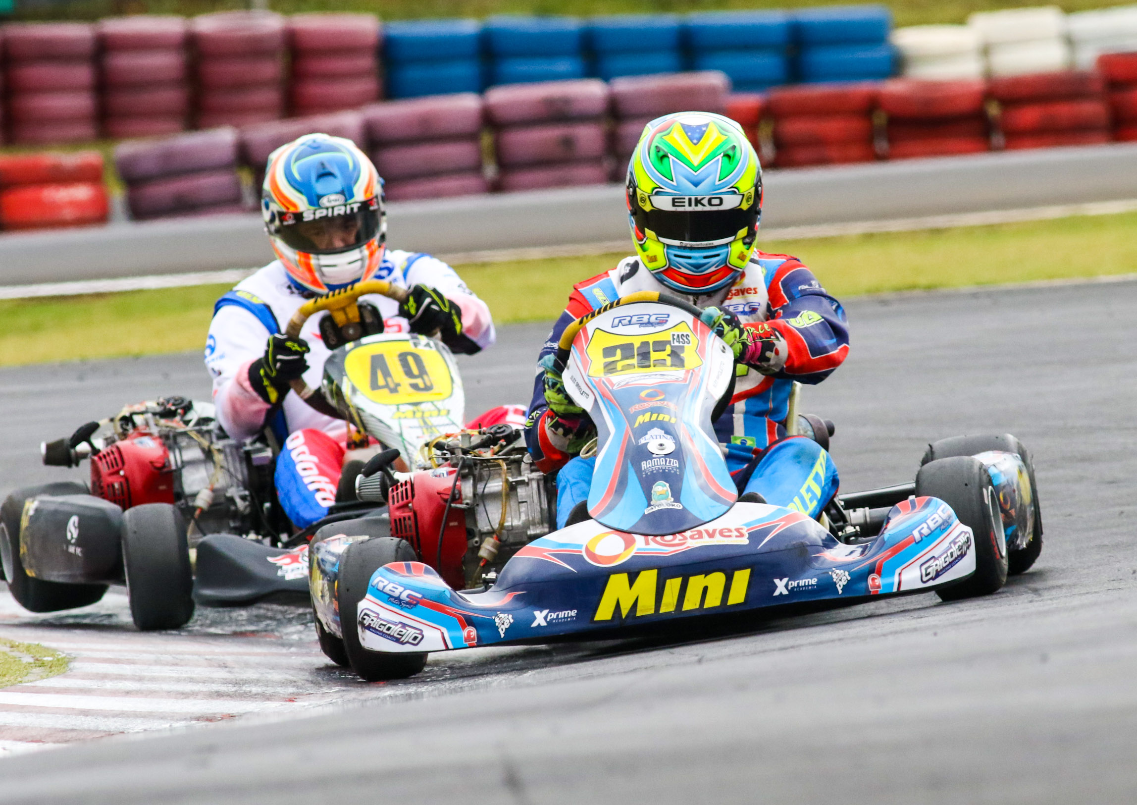 Karting Competição Carros Corrida Montando Para Vitória Uma Pista Corrida  fotos, imagens de © rjankovsky #624217998