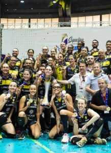 Superliga: jogadoras do Praia Clube celebram título