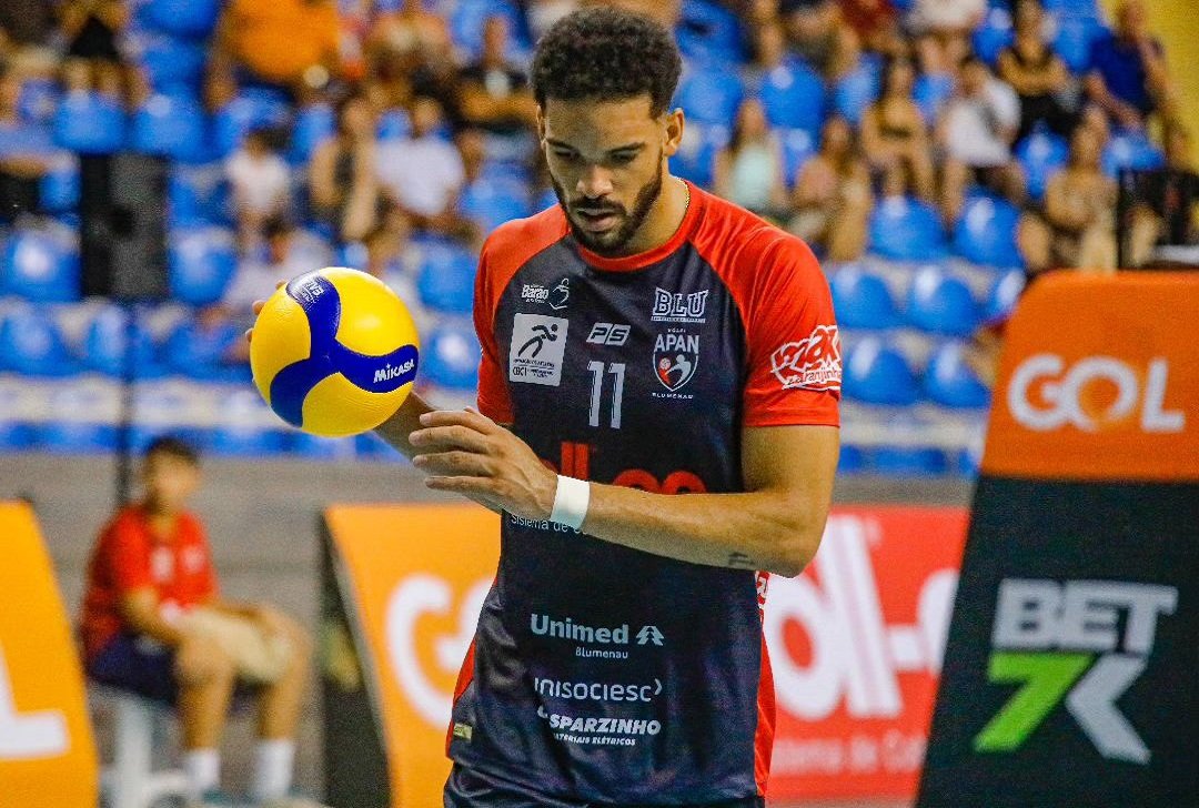 Wennder em quadra por Blumenau na última Superliga masculina (Foto: Divulgação/APAN Roll-on/Blumenau)